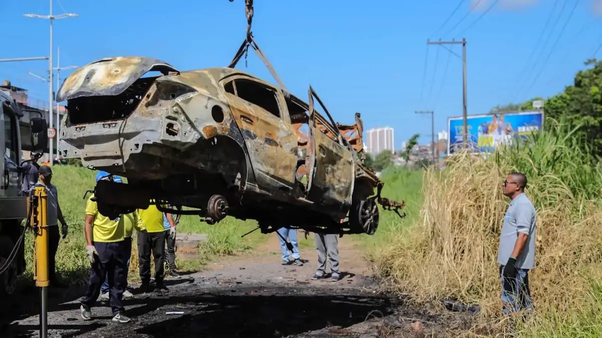 carro queimado sendo removido