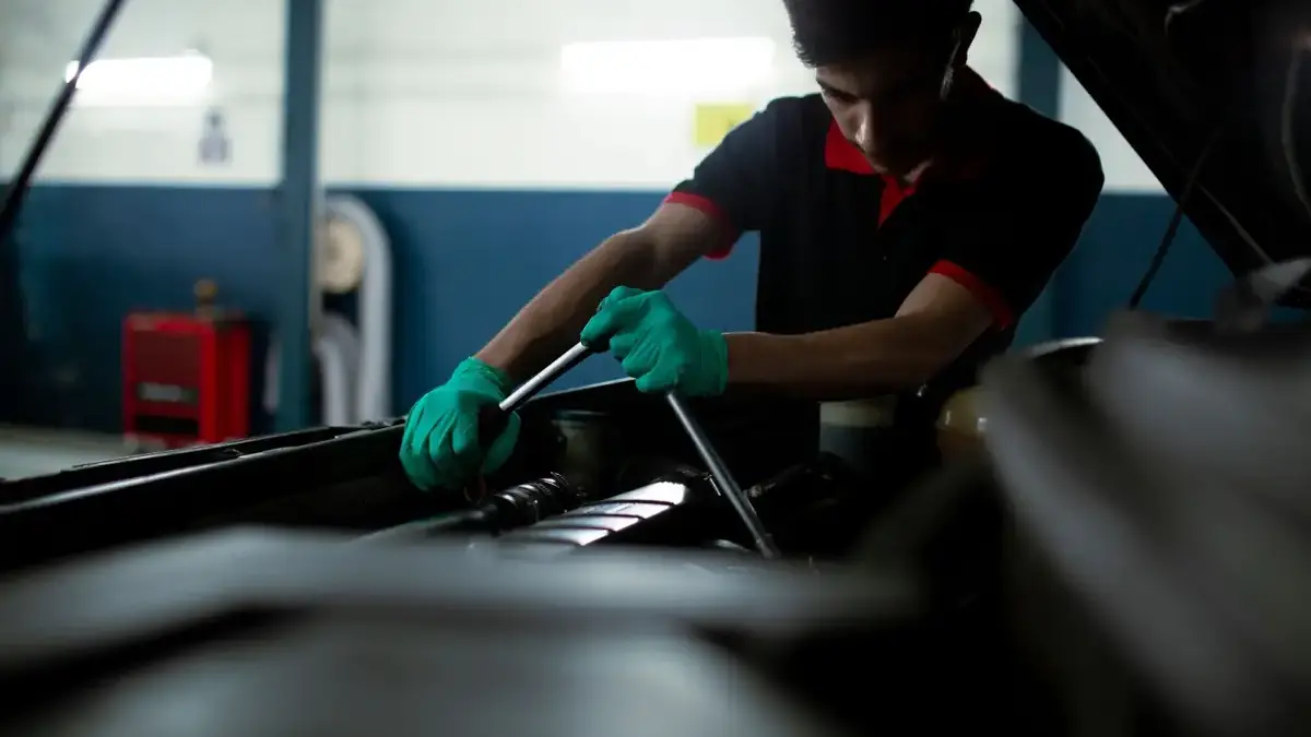Homem mecânico consertando carro