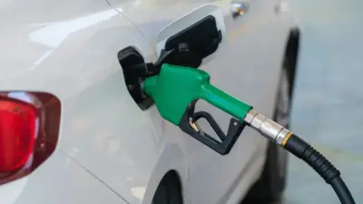 carro sendo abastecido
