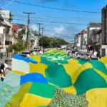 Fanfarra escolar desfila com bandeirão de 3,1 mil m² na Cidade Baixa neste sábado