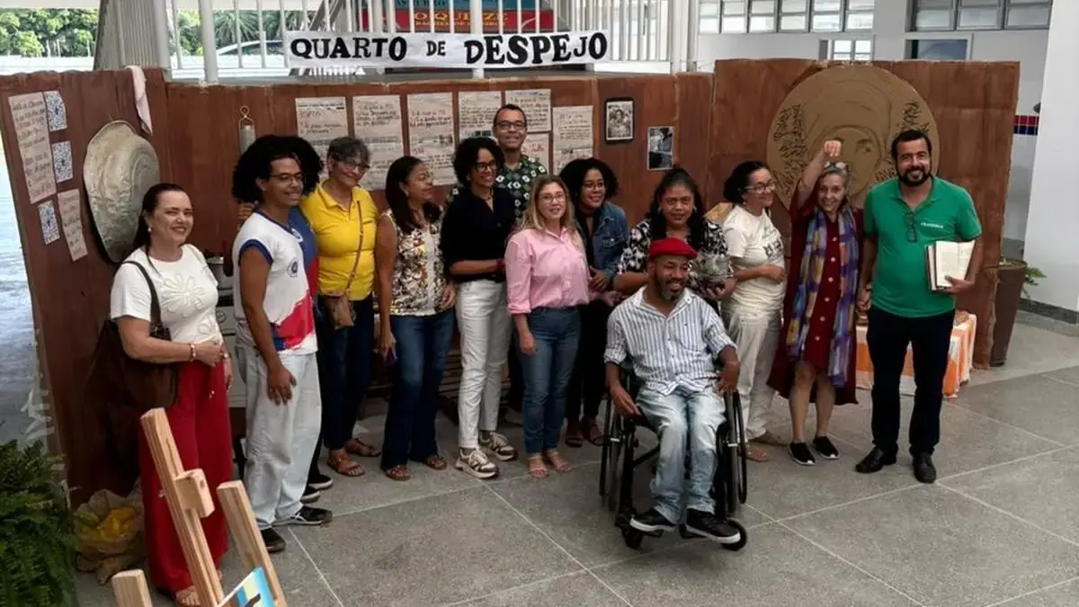 professores e alunos em feira literaria em Lauro de Freitas