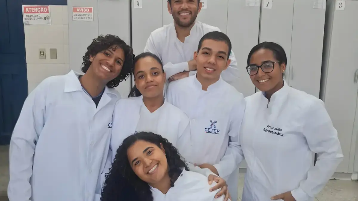 Estudantes e professor