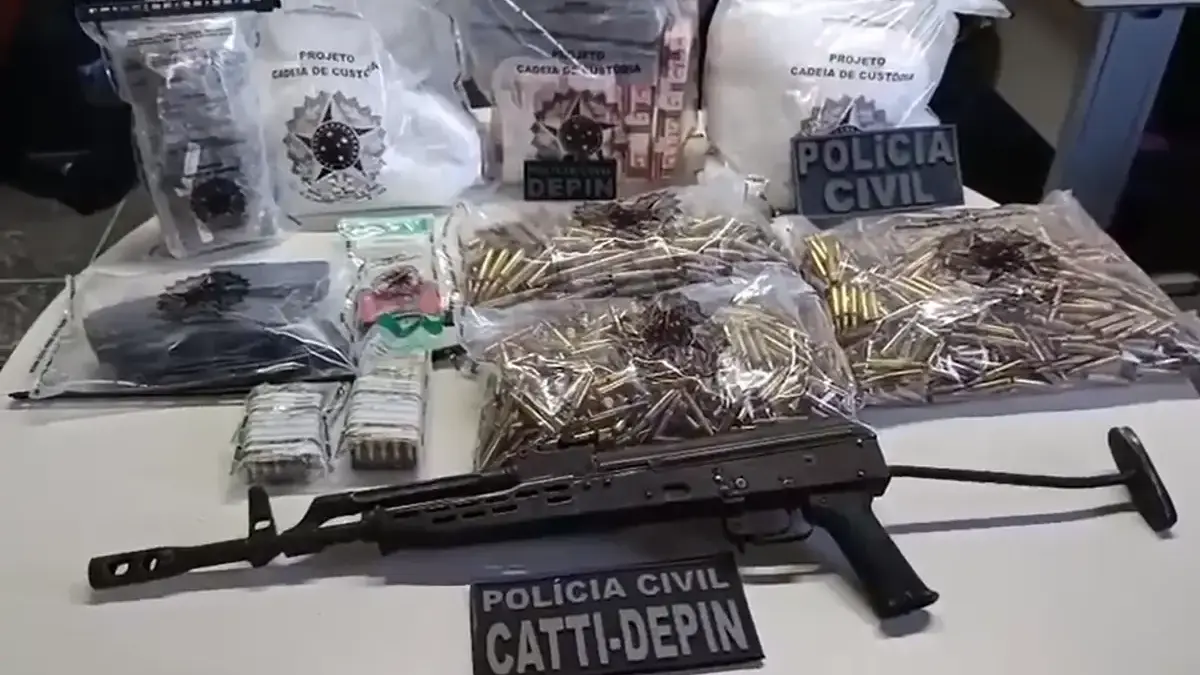 Policiais civis em operação apreendem fuzil e tabletes de cocaína em laboratório de drogas em Cafarnaum, Bahia.