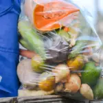 Lauro de Freitas entrega cestas de hortifrutis a famílias no CRAS