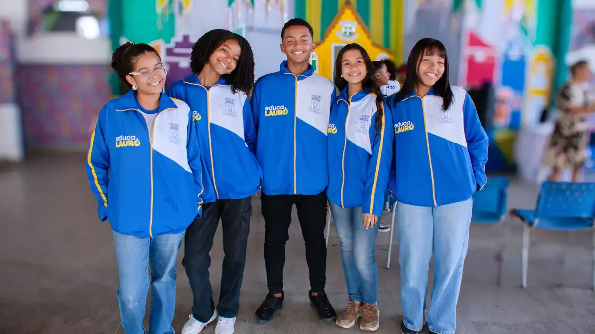 Entrega de casacos do fardamento escolar para alunos da rede municipal de Lauro de Freitas, na Bahia.