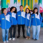Lauro de Freitas entrega casacos do fardamento escolar para alunos da rede municipal