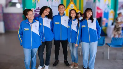 Lauro de Freitas entrega casacos do fardamento escolar para alunos da rede municipal