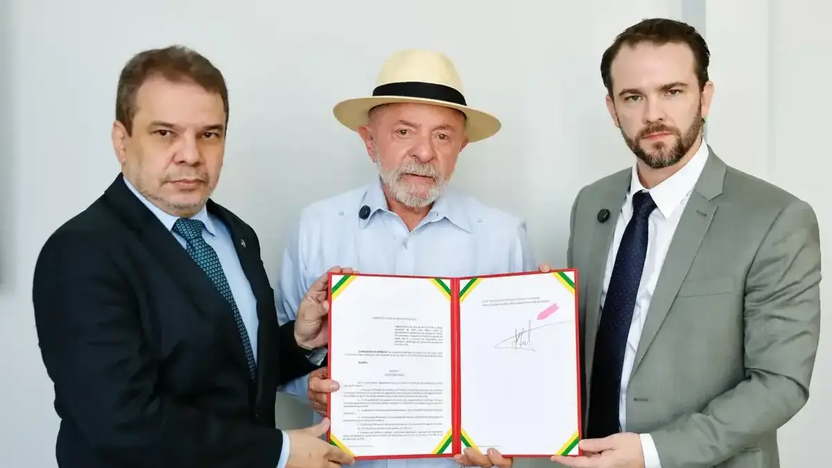 Lula com e mais dois homens na assinatura de decreto que bloqueia recursos para bets ilegais