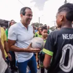 Bruno Reis inaugura 100º campo de grama sintética em Salvador no dia da estreia do Brasil na Copa