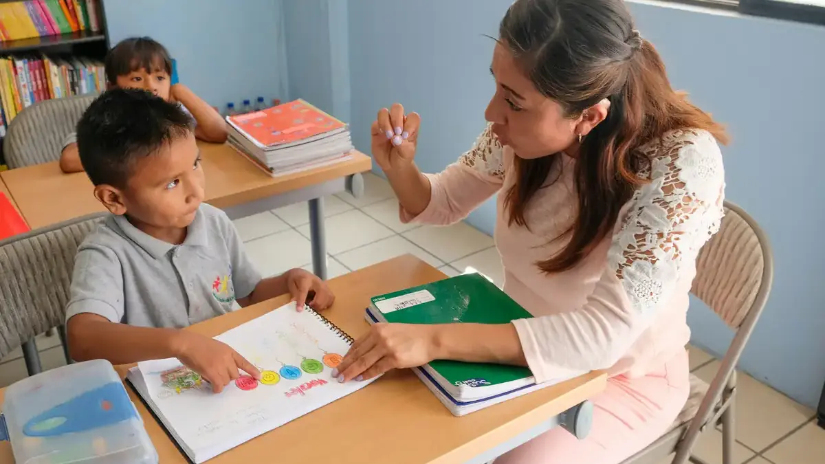 Professora ensinando crianças