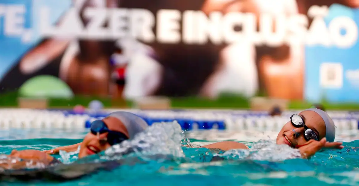 nadadores em uma piscina