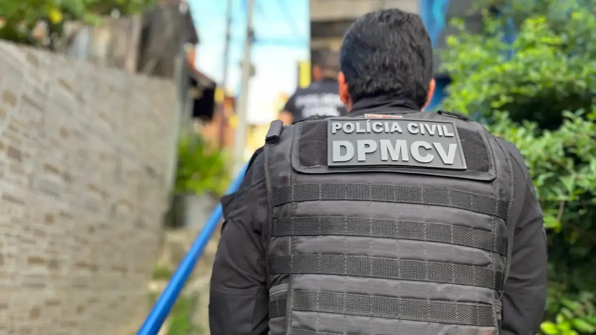 policial civil em operação para prender dois homens