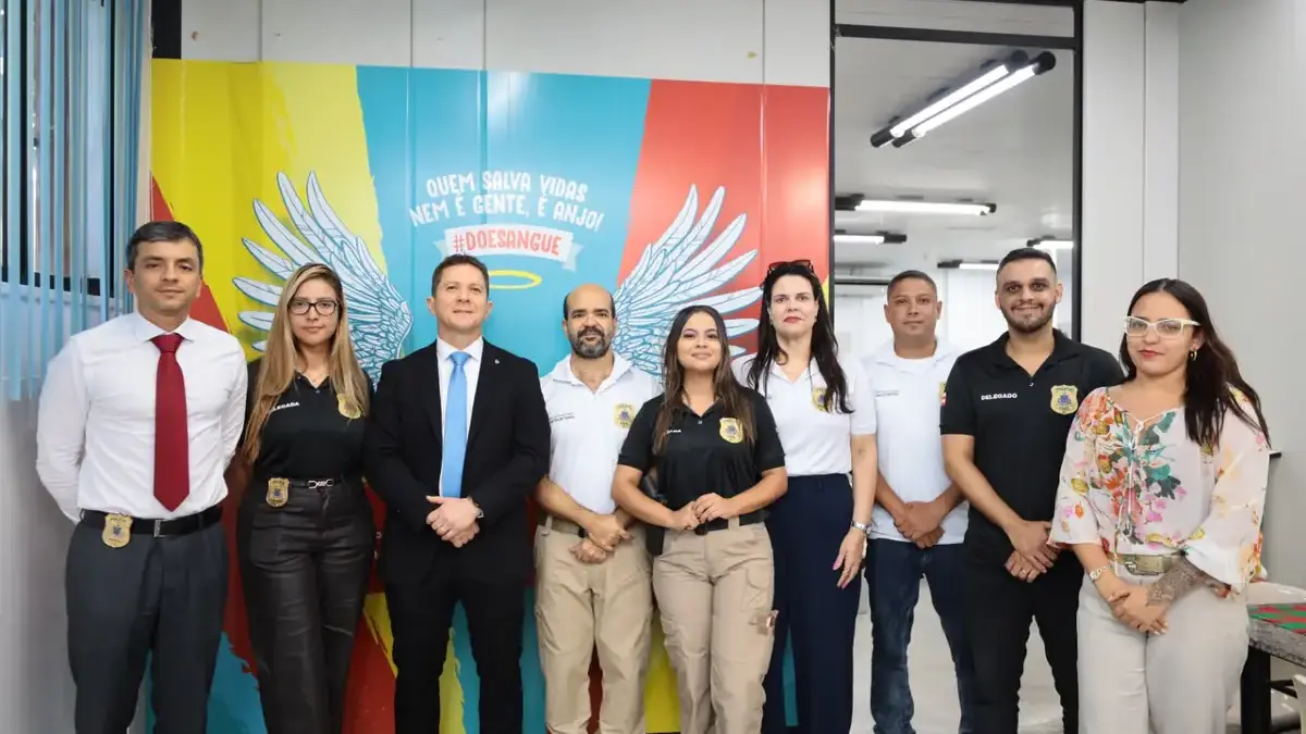 agentes policiais no hemoba para doar sangue