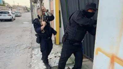 Policiais em operação para prender 10 pessoas e apreender drogas