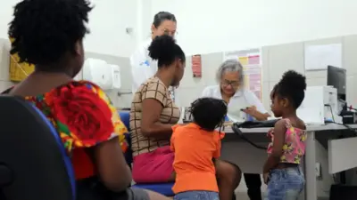 Família em fila no Cras em Salvador para regularizar Bolsa Família suspenso por falta escolar