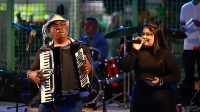 musicos no palco tocando e cantando