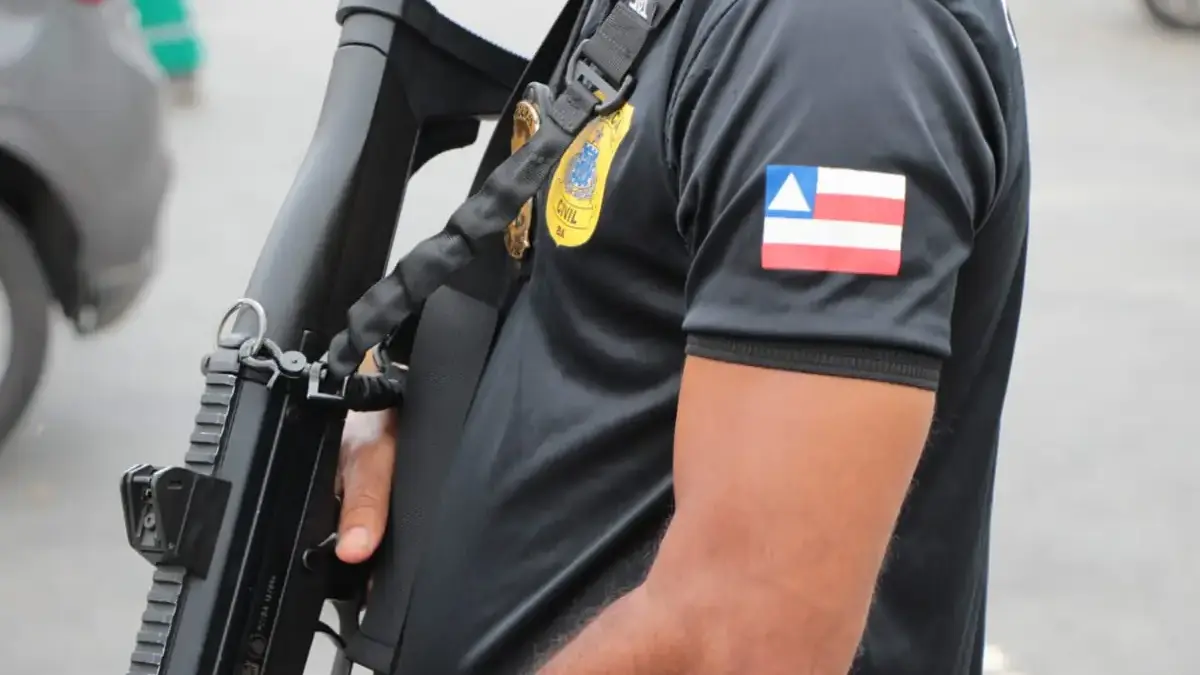 policial com arma