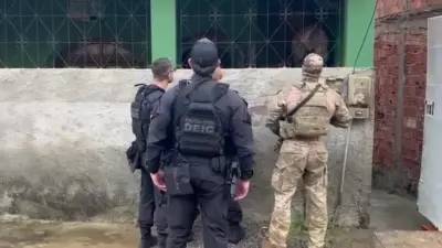 policiais civis em operação para prender