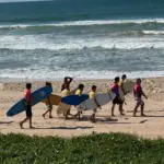 Surf na escola: projeto leva estudantes de Lauro de Freitas para as ondas de Ipitanga