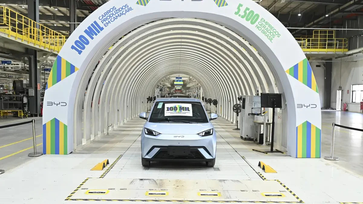 Cerimônia na fábrica da BYD em Camaçari, Bahia, comemorando 100 mil carros produzidos e 5,5 mil colaboradores.
