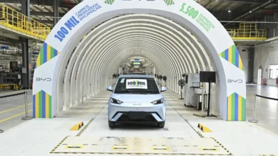 Cerimônia na fábrica da BYD em Camaçari, Bahia, comemorando 100 mil carros produzidos e 5,5 mil colaboradores.