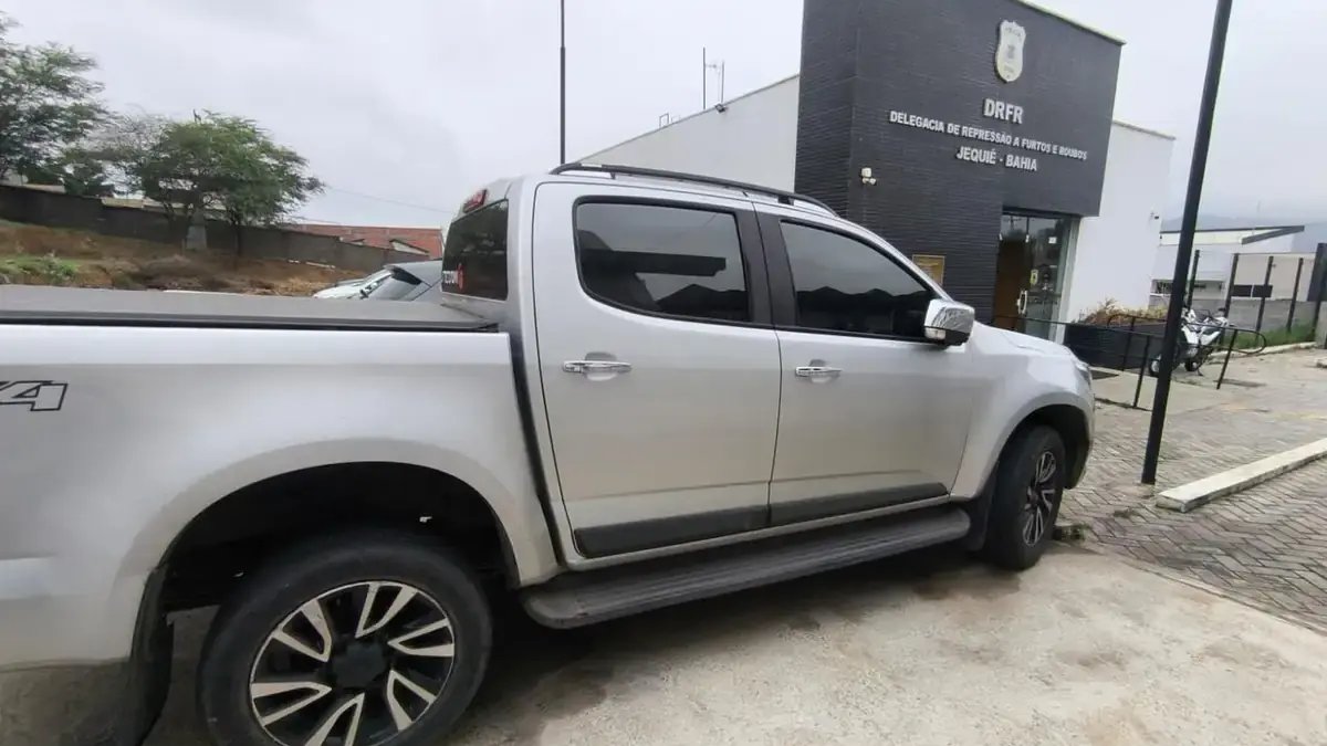 Carro de luxo apreendido pela Polícia Civil durante a Operação Máscara em Jequié, Bahia.