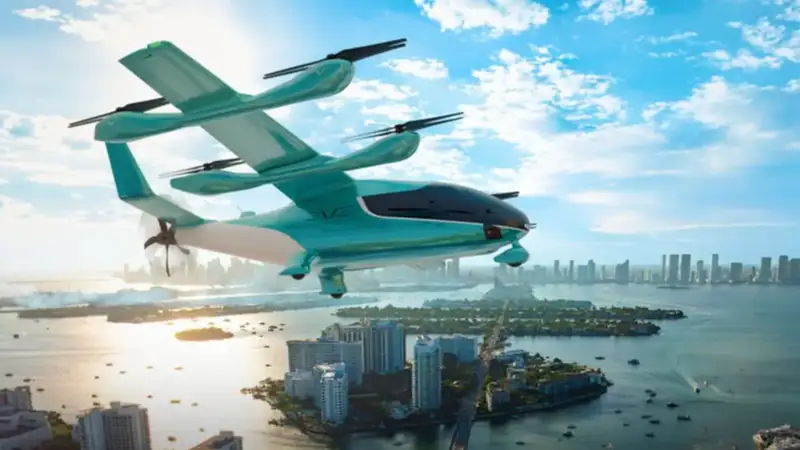 Modelo de veículo elétrico de decolagem e pouso vertical Eve 100 em voo sobre área urbana.