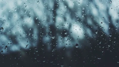 Vidro de janela molhado pela chuva