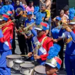 Com fanfarras e filarmônicas, 900 alunos da rede municipal abrem desfile dos 64 anos de Lauro de Freitas