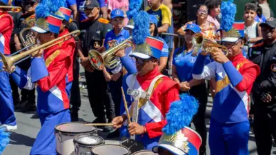 Com fanfarras e filarmônicas, 900 alunos da rede municipal abrem desfile dos 64 anos de Lauro de Freitas