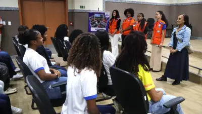 Alunos em sala de aula participam de palestra do programa Defesa Civil na Escola em Salvador.