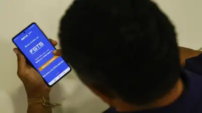 pessoa olhando o fgts pelo celular