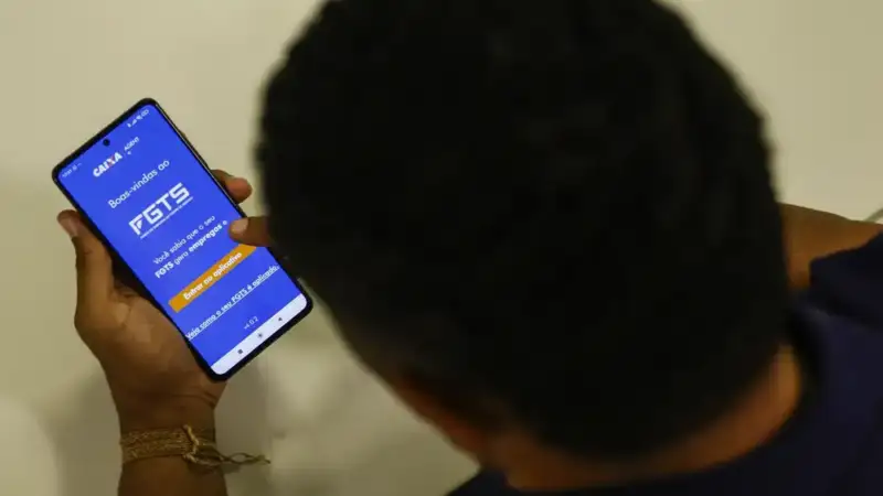 pessoa olhando o fgts pelo celular
