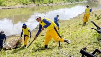 Força-tarefa limpa canal do Rio Ipitanga em Lauro de Freitas