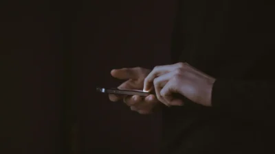 Mão usando smartphone