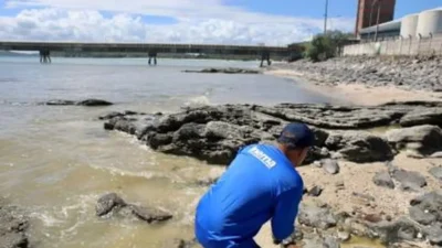 Trabalhador do inema na praia de São Tomé de Paripe
