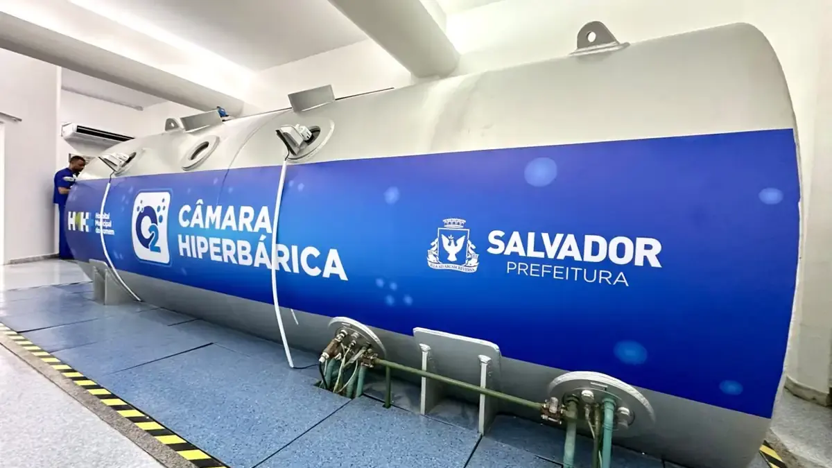 Câmara hiperbárica multiplace no Hospital Municipal do Homem em Salvador, equipamento para oxigenoterapia.