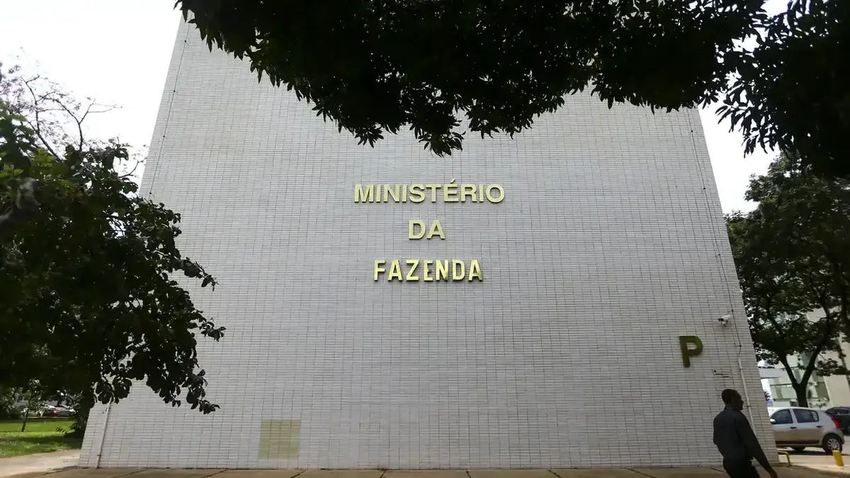 Gráfico de inflação subindo com seta vermelha, indicando estouro do teto da meta em 2026, fundo econômico.