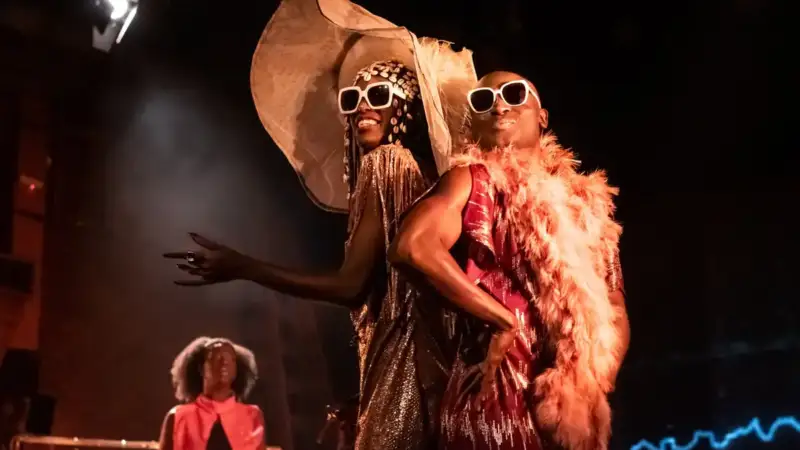 Cena do espetáculo Jorge pra sempre Verão com atores no palco da CAIXA Cultural Salvador