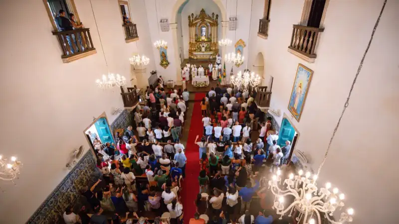 Igreja da Matriz em Lauro de Freitas em missa
