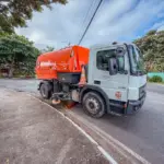 Nova varredeira mecânica reforça limpeza urbana em Lauro de Freitas