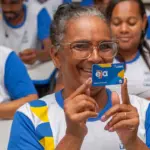 Lauro de Freitas paga Bolsa EJA de R$ 200 a estudantes da rede municipal