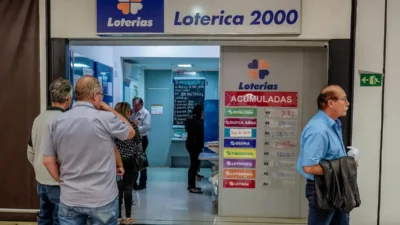 Sorteio da Mega-Sena ao vivo com bolas numeradas e prêmio de R$ 35 milhões em destaque.