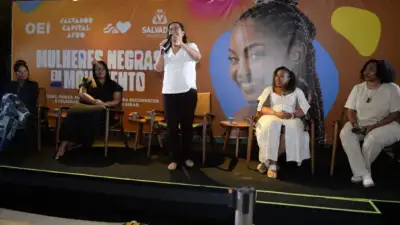 Mulheres negras em atividade cultural do Circuito Mulheres Negras em Movimento em Salvador