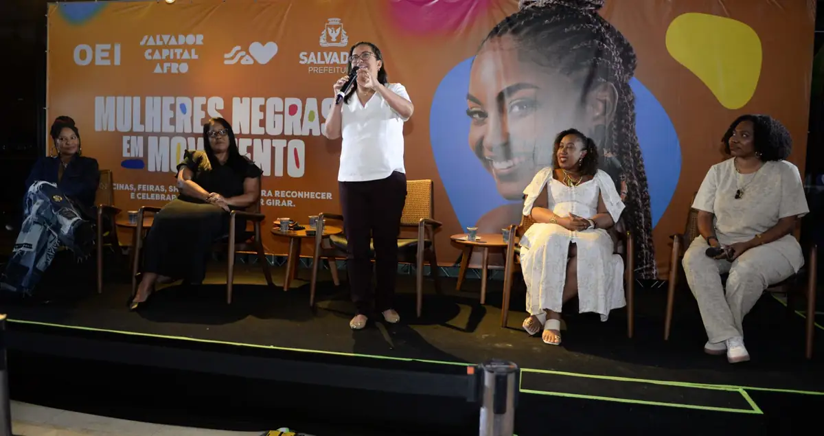 Mulheres negras em atividade cultural do Circuito Mulheres Negras em Movimento em Salvador