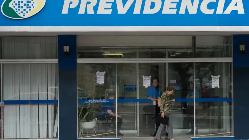 Documento do Diário Oficial da União com medida que autoriza repasse de R$ 547 milhões para vítimas de descontos indevidos no