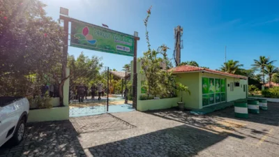 Ponto de coleta de tampinhas e lacres no Parque Ecológico de Vilas do Atlântico, em Lauro de Freitas, para reciclagem e castr