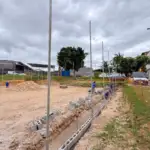 Obras na Arena Pela Porco avançam com campo de grama sintética, pista de cooper e futevôlei em Lauro de Freitas