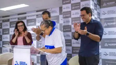 Bolsa Presença: estudantes da EJA de Salvador terão R$ 100 mensais a partir de setembro