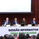 Kassio Nunes Marques defende urna eletrônica em reunião com 86 embaixadores
